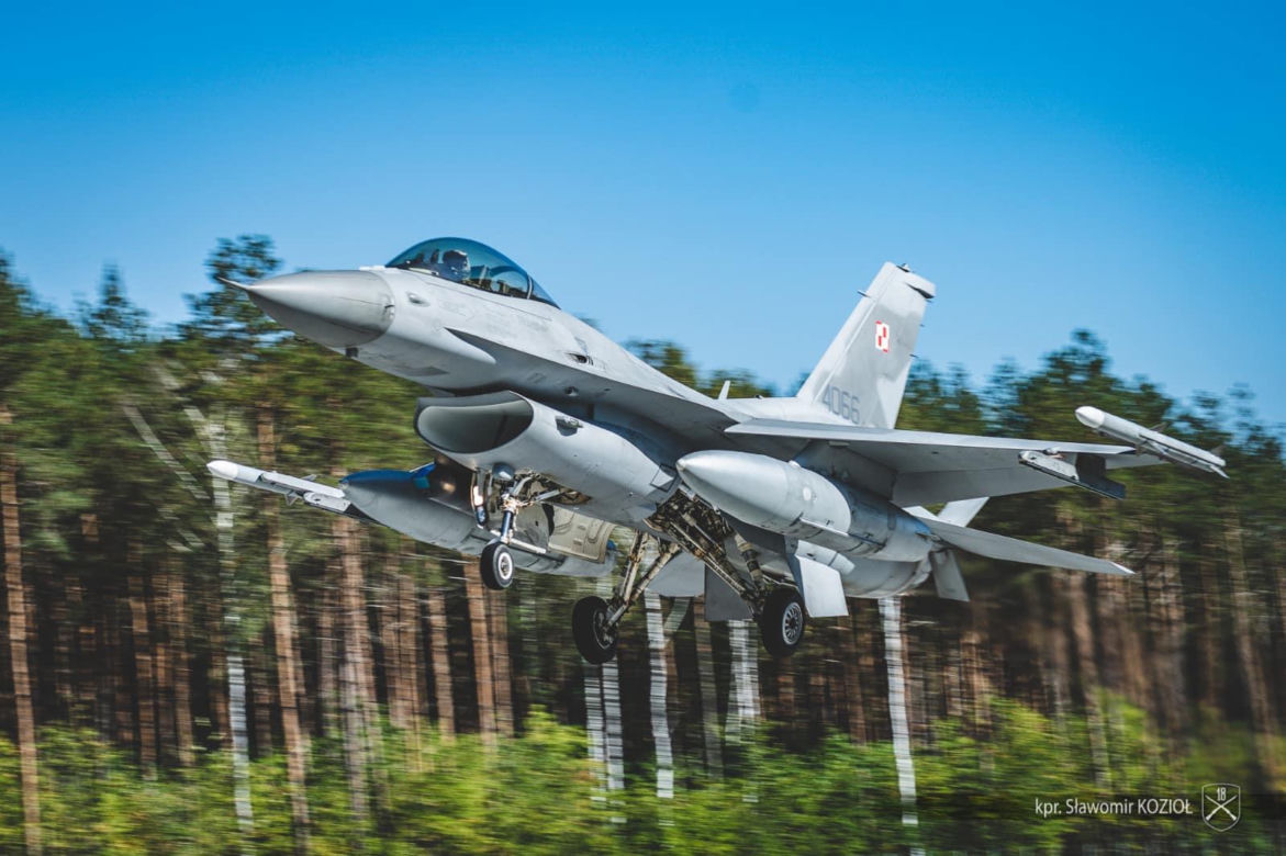 Na drodze pod Nidzicą wylądował myśliwiec F-16. To pierwsze takie ćwiczenia od 20 lat