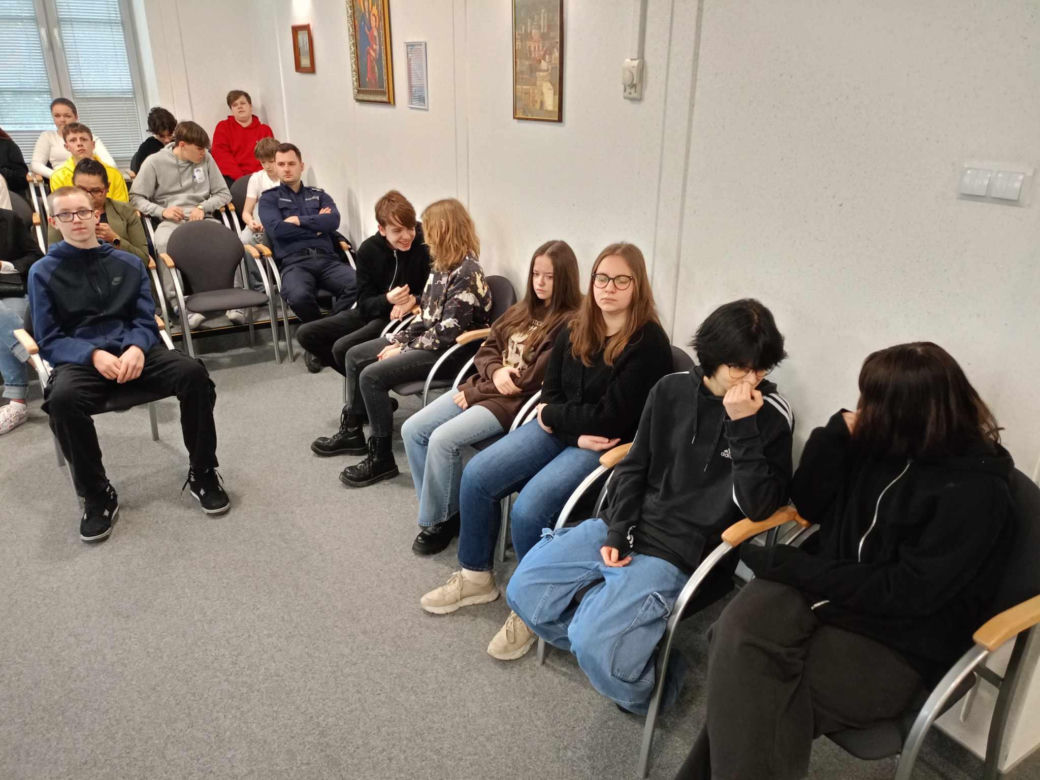 Debata młodzieży odbyła się w ramach kampanii profilaktycznej „Widzę – Rozmawiam – Reaguję”