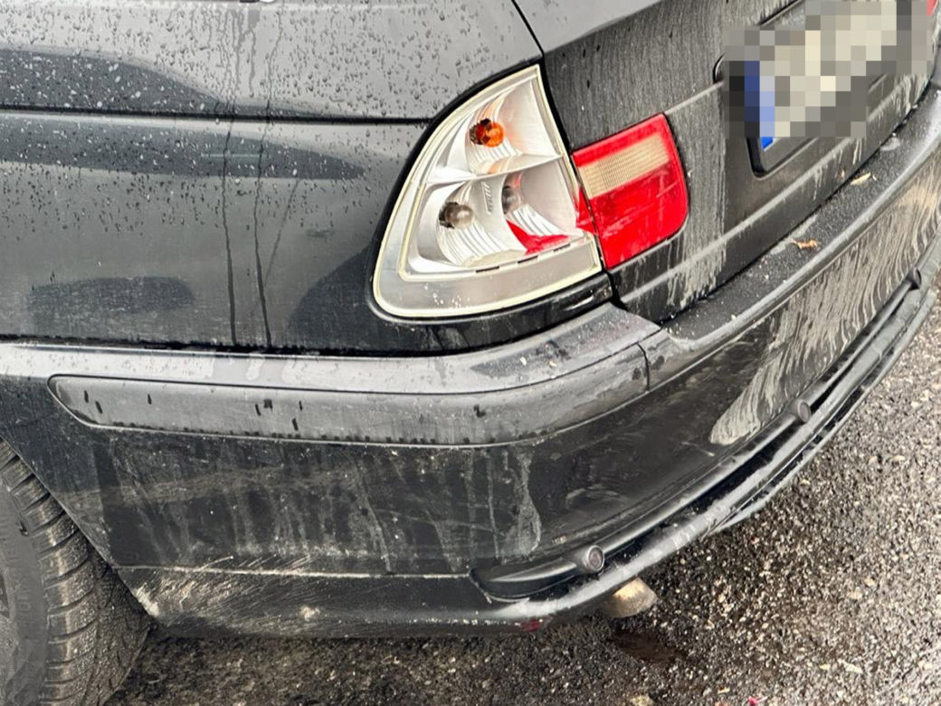 Drogowa demolka na Mokotowie. Rozbiła 8 samochodów, w aucie walały się butelki