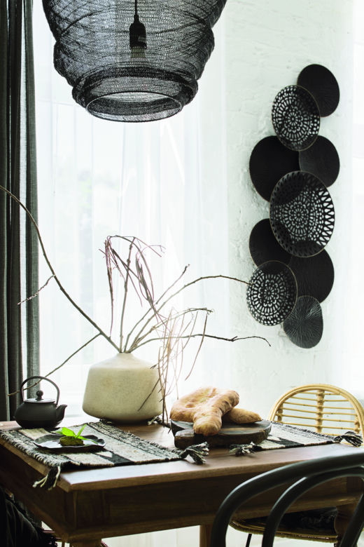 Czarno-białe wnętrze w stylu  tribal boho
