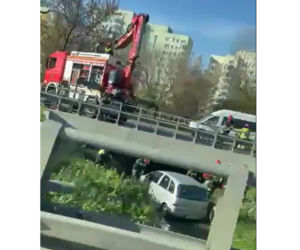Wypadek w Dolince Służewieckiej - samochód wpadł do kanału