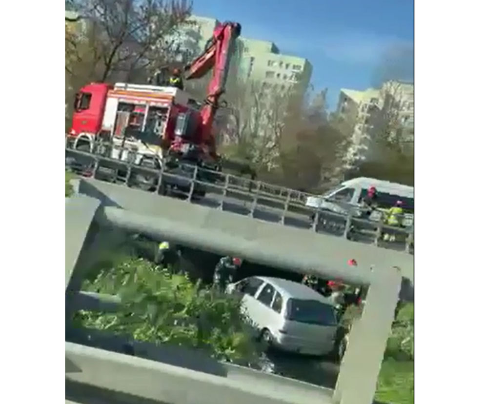 Wypadek w Dolince Służewieckiej - samochód wpadł do kanału