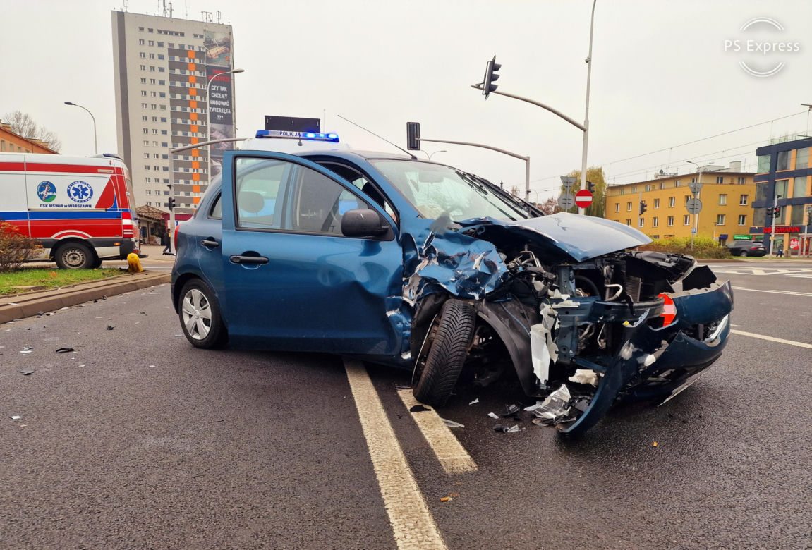 Zderzenie karetki z osobowym nissanem na Mokotowie. Dwie osoby ranne 