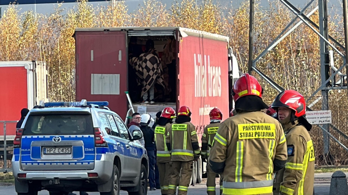 Ciężarówka wypełniona nielegalnymi imigrantami. „Kierowca wezwał służby”****