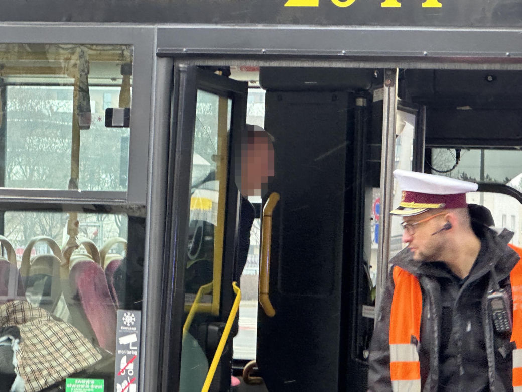 Plama krwi, torebka i rozbite okulary. Rozpacz kierowcy autobusu po koszmarnym wypadku na Mokotowie. Nowe informacje