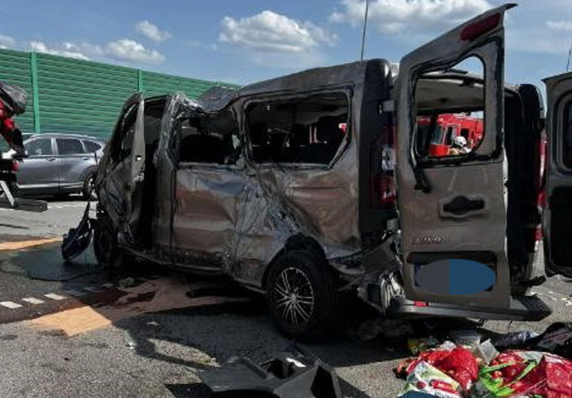 Śmiertelny wypadek na A1 pod Częstochową! Nie żyją dwie osoby, które wypadły z busa