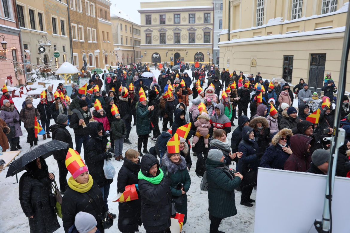 Orszak Świętego Mikołaja 2023 przeszedł przez Lublin. Było śnieżnie i radośnie! 