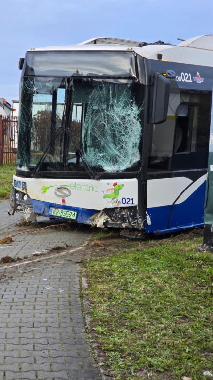 Groźny wypadek autobusu w Krakowie. Pojazd staranował ogrodzenie