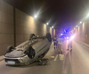 Osobówka dachowała pod rondem Grunwaldzkim w Krakowie. Są poszkodowani