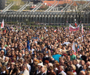 Morze łez, setki krakowian na ulicach. Tak żegnano ofiary katastrofy smoleńskiej 10 lat temu