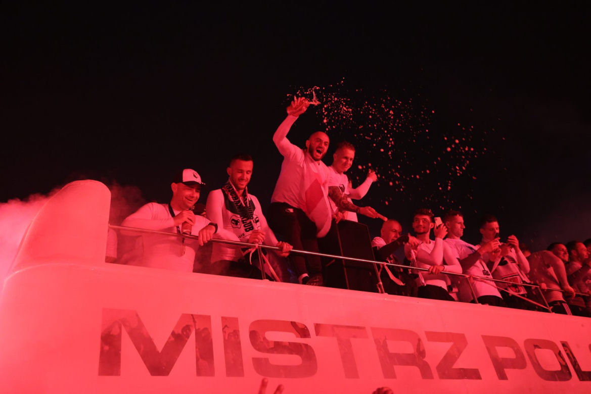 Mistrzowski autobus Legii Warszawa świętował pod pomnikiem Syrenki