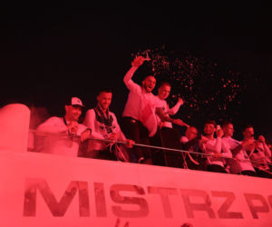 Mistrzowski autobus Legii Warszawa świętował pod pomnikiem Syrenki