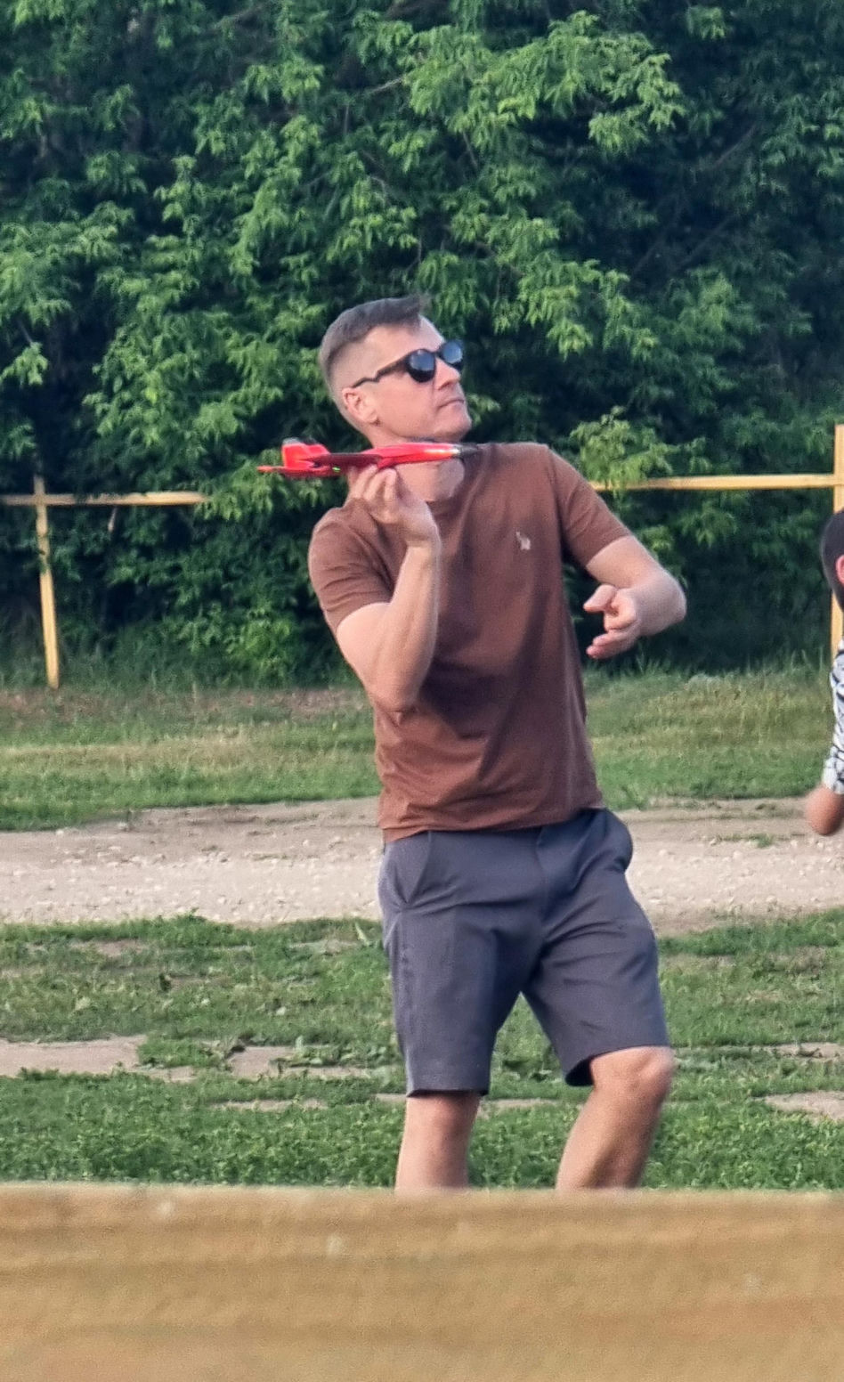 Marcin Mroczek bawi się samolotem