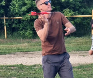 Marcin Mroczek bawi się samolotem