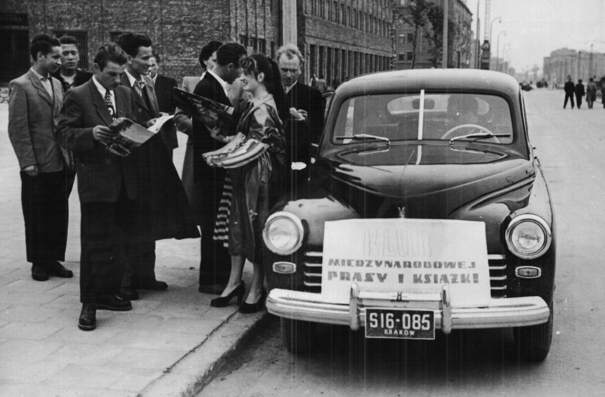 1956 - Kraków, Nowa Huta - samochód KMPiK fot. Archiwum Empik