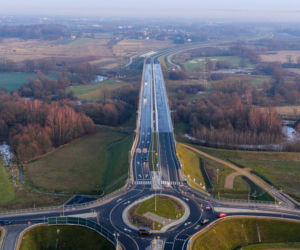 Inżynierowie wymyślili, jak przecisnąć drogę pod czynną linią kolejową