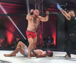 Krew lała się na pierwszej toruńskiej gali walk na gołe pięści 