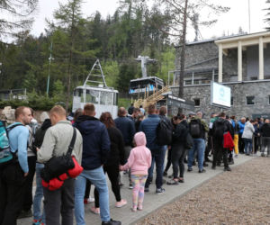 Tłumy turystów w Zakopanem. Tatry przeżywają oblężenie [ZDJĘCIA]