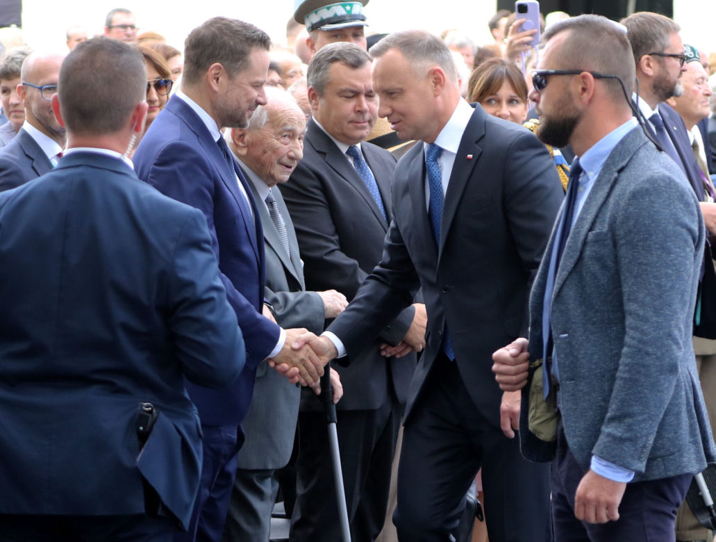 TYT Prezydenci Duda i Trzaskowski mówią o jedności. Na oczach powstańców warszawskich