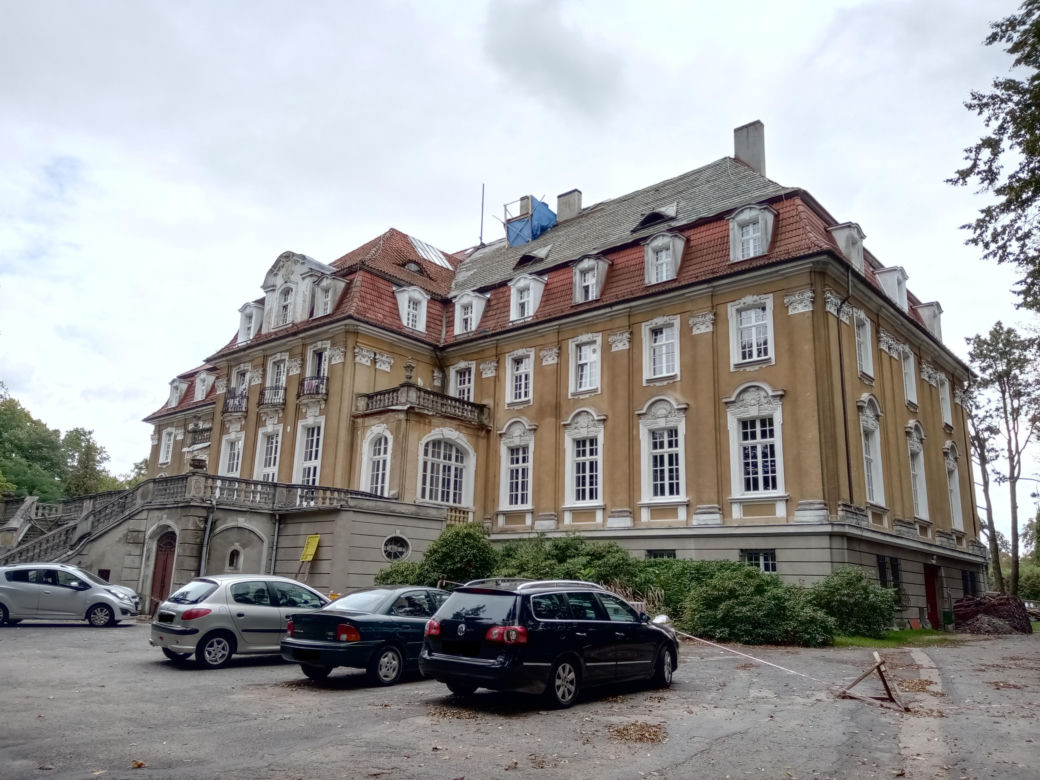 W tej wsi w woj. śląskim znajduje się jeden z najpiękniejszych pałaców. W PRL-u przekształcono go w sanatorium