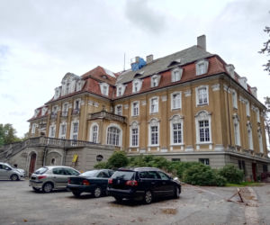 W tej wsi w woj. śląskim znajduje się jeden z najpiękniejszych pałaców. W PRL-u przekształcono go w sanatorium