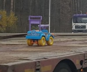 Białystok: Ciężki transport na obwodnicy. Zabawka na naczepie. A gdzie pilot i eskorta policji? [FOTO]