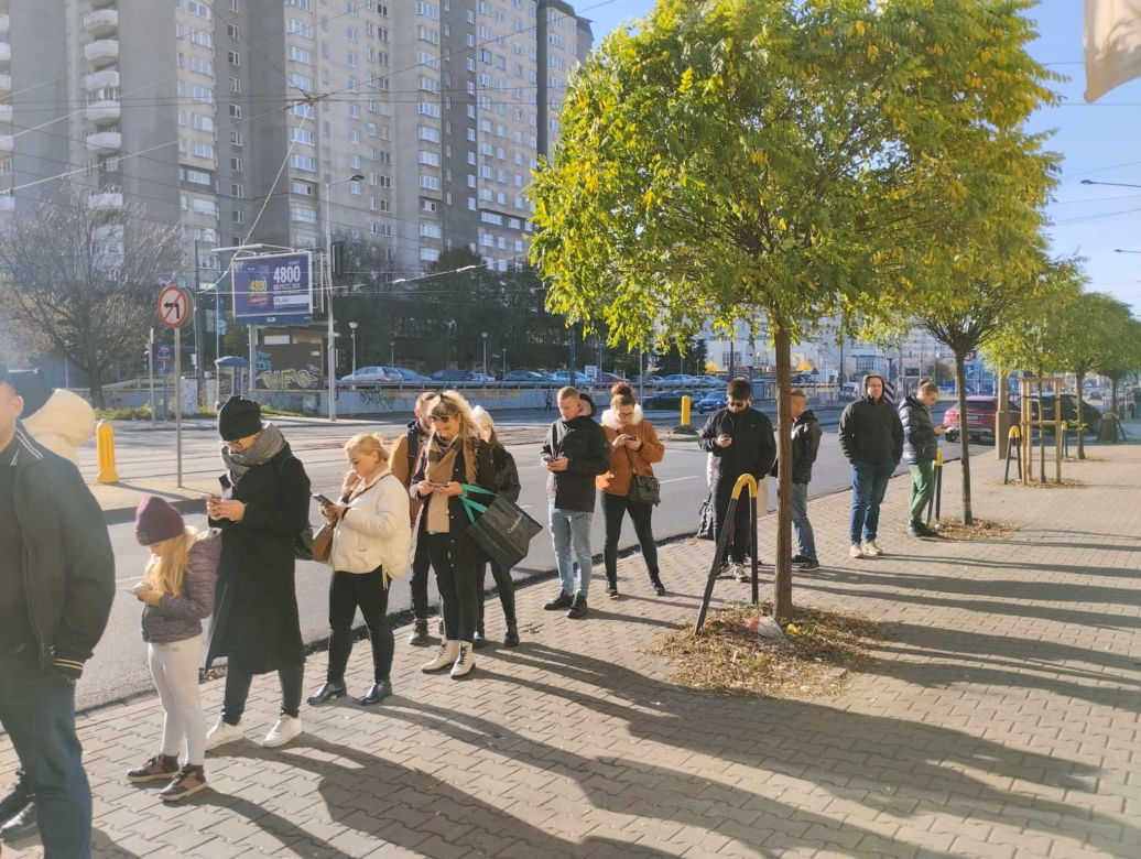 Rurki na Woli - przed lokalem stoją tłumy