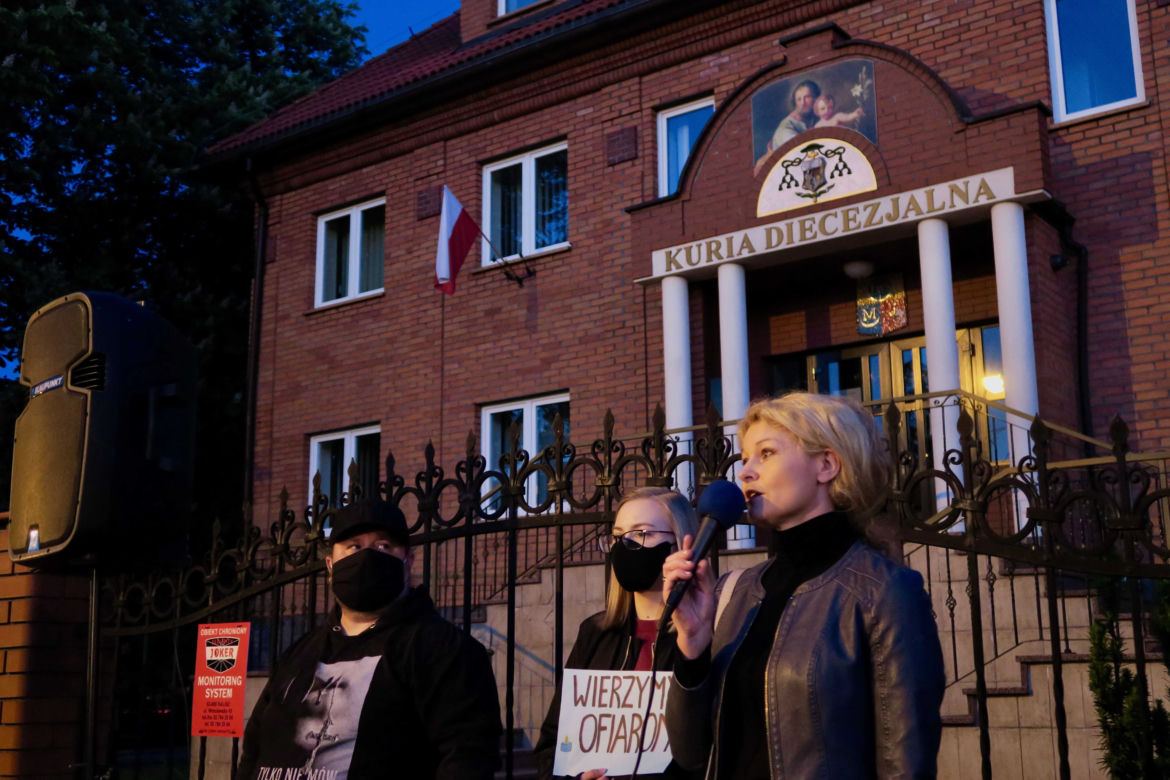 Manifestacja przed kaliską kurią diecezjalną. Kaliszanie oburzeni zachowaniem biskupa Janiaka