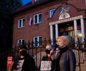 Manifestacja przed kaliską kurią diecezjalną. Kaliszanie oburzeni zachowaniem biskupa Janiaka