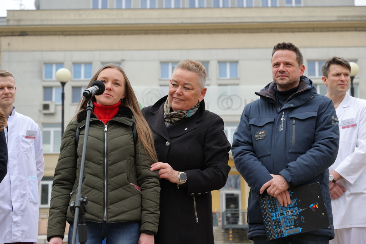 Warszawa zatrudnia medyków z Ukrainy. Konferencja Rafała Trzaskowskiego pod Szpitalem Bielańskim.