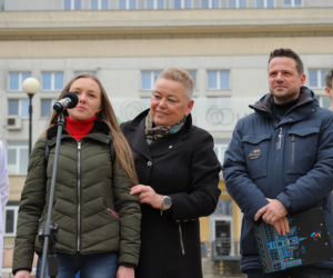 Warszawa zatrudnia medyków z Ukrainy. Konferencja Rafała Trzaskowskiego pod Szpitalem Bielańskim.