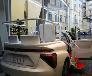 Papież Franciszek dostał wodorową Toyotę Mirai