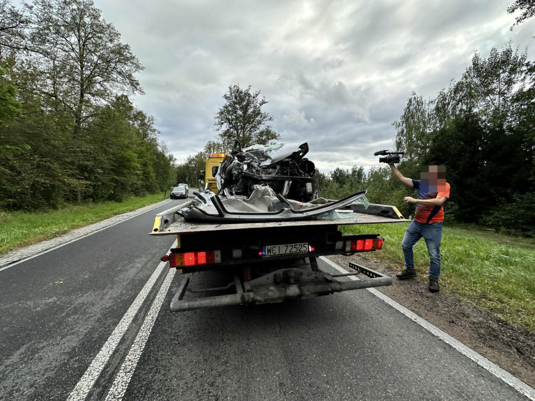 Samochód ciężarowy zderzył się z osobowym autem. Cztery osoby zginęły. Droga zablokowana