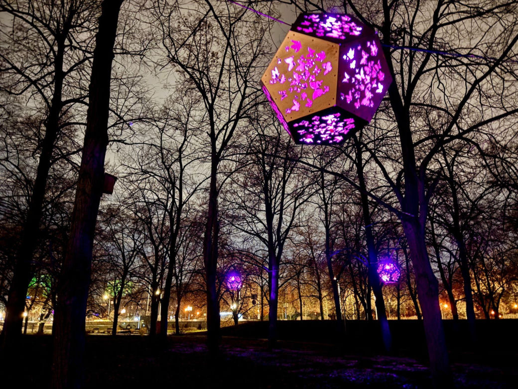 Warszawa. Lampiony w Dzielnicy Wisła