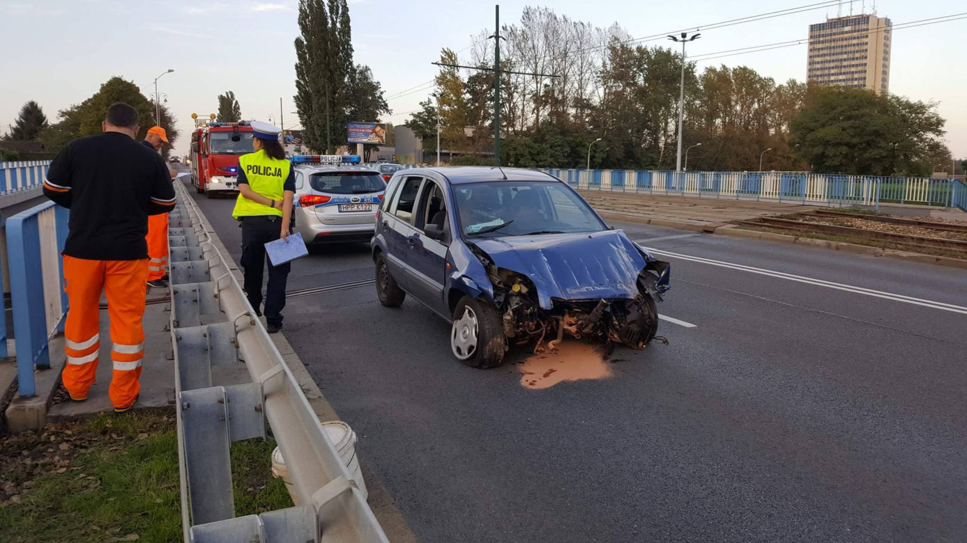 Nietypowe zdarzenie w Katowicach. Kierowca wylądował... pod wiaduktem na ul. Kościuszki! [ZDJĘCIA]