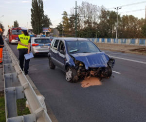 Nietypowe zdarzenie w Katowicach. Kierowca wylądował... pod wiaduktem na ul. Kościuszki! [ZDJĘCIA]