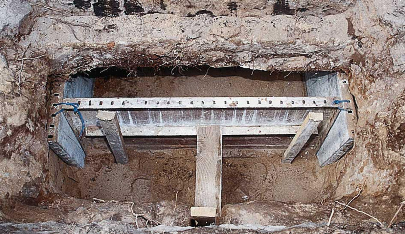 Podbijanie fundamentów 4. Wierzch deskowania wykonano na poziomie 40 cm powyżej dna wykopu, od góry zostawiając pustą przestrzeń wysokości 10 cm. To samo zrobiono w pozostałych wybranych odcinkach.