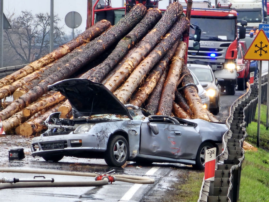 Kłody drewna spadły na samochody Poważny wypadek na DK11
