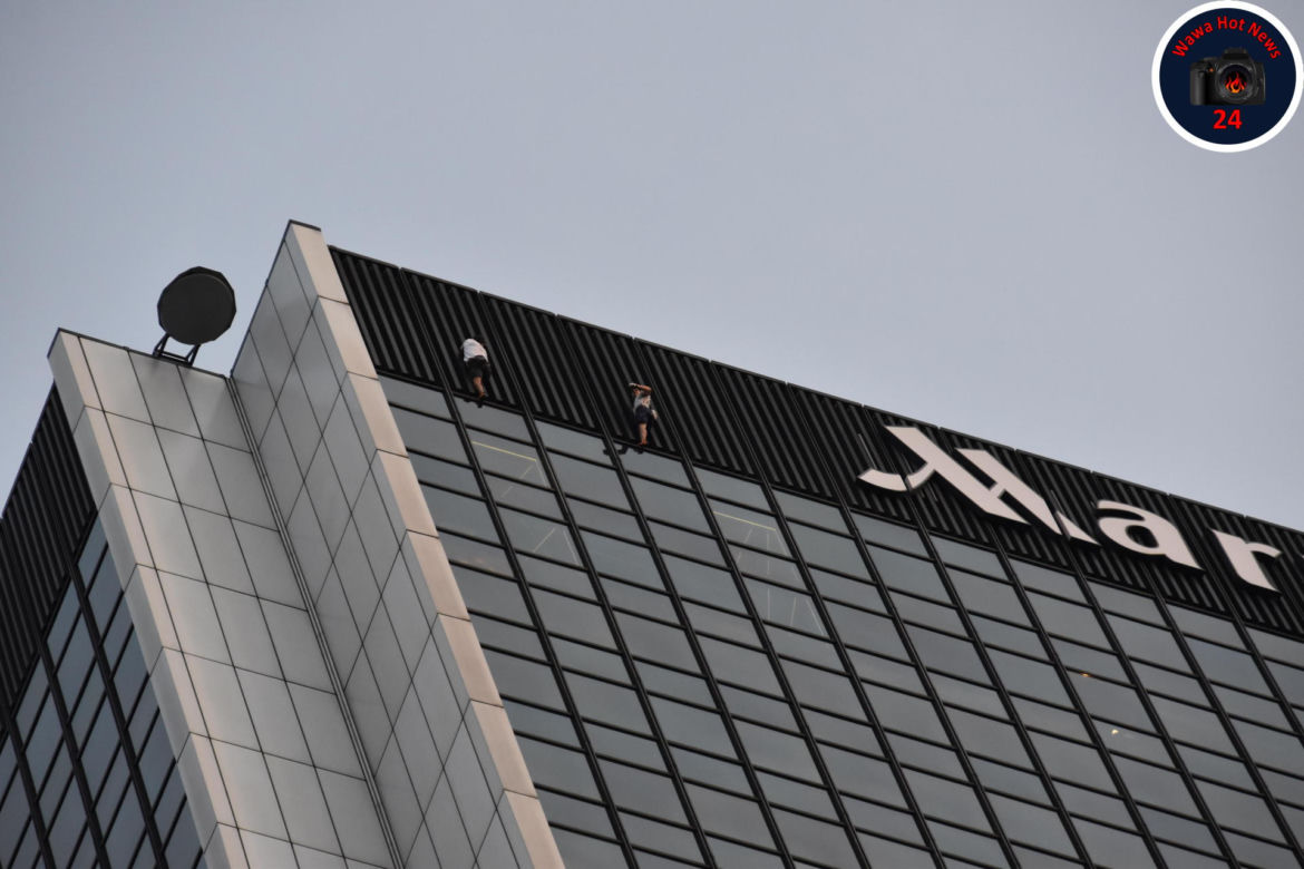 Dwóch mężczyzn weszło na hotel Marriott w Warszawie. Zrobili to bez zabezpieczeń