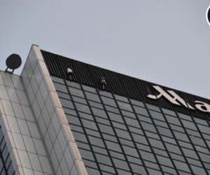 Dwóch mężczyzn weszło na hotel Marriott w Warszawie. Zrobili to bez zabezpieczeń