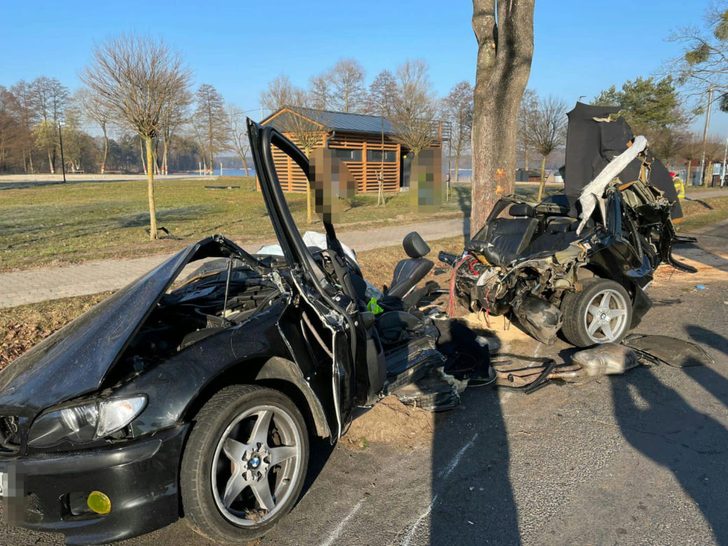 Tragiczny wypadek w Trzciance! Trzej młodzi mężczyżni zginęli na miejscu [ZDJĘCIA]
