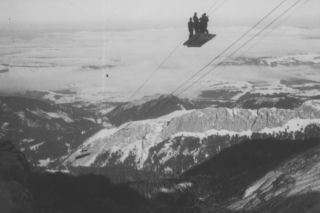 Architekci zdecydowali się na kamień, a potem wszystko trzeba było wnieść na wysokość 2 tys. metrów. To jedyne takie stacje w Polsce