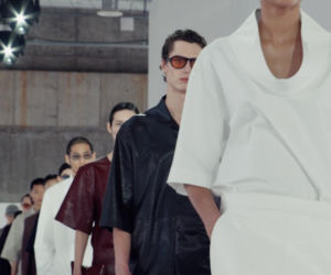 Kinowy powrót na wybieg. COS prezentuje kolekcję wiosna–lato 2026 podczas pierwszego pokazu w Korei