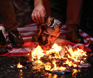 Wojna USA z Iranem. Szturm na amerykański konsulat. Teheran zapowiada srogą zemstę za śmierć Chameneiego [RELACJA NA ŻYWO]