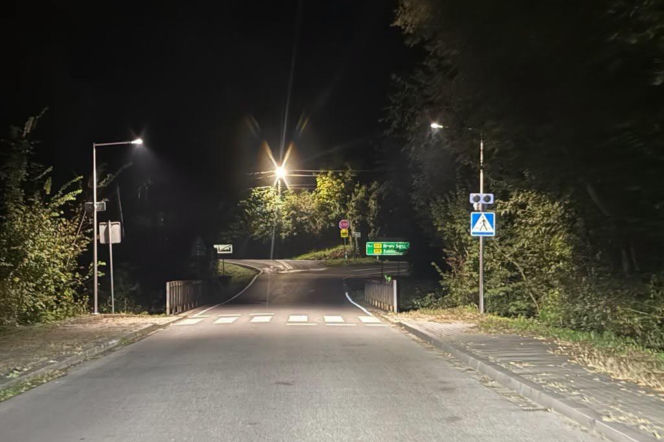 Doświetlone przejście dla pieszych w nocy przy drodze w powiecie sądeckim. O nowych inwestycjach czytaj w Eska Nowy-Sącz.