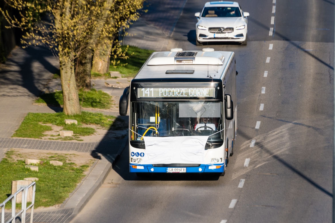 Autobusy w Gdyni, zachęcają do noszenia maseczek
