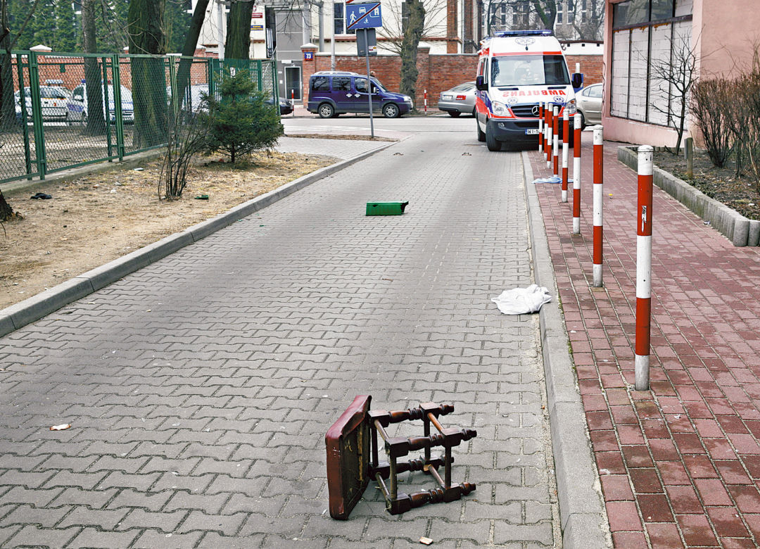 Wyrzucali meble z 7 piętra