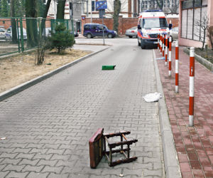 Wyrzucali meble z 7 piętra