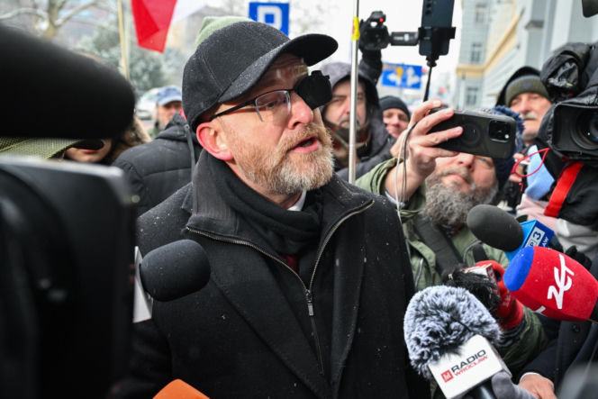 Grzegorz Braun pojawił się w prokuraturze. Nie otrzymał żadnych zarzutów