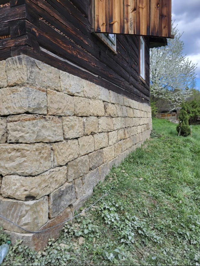 Remont drewnianej chaty w Tropiu (woj. małopolskie)